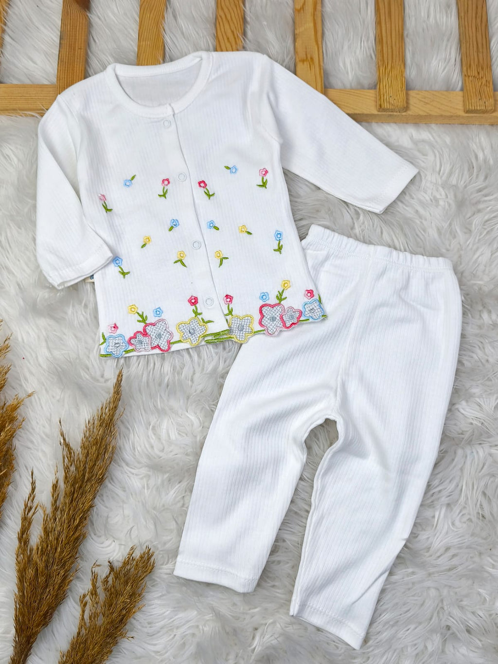 1922 ÇİÇEK NAKIŞ DETAYLI ÖNDEN ÇITÇITLI TAKIM  - Ekru / 3-6 Ay