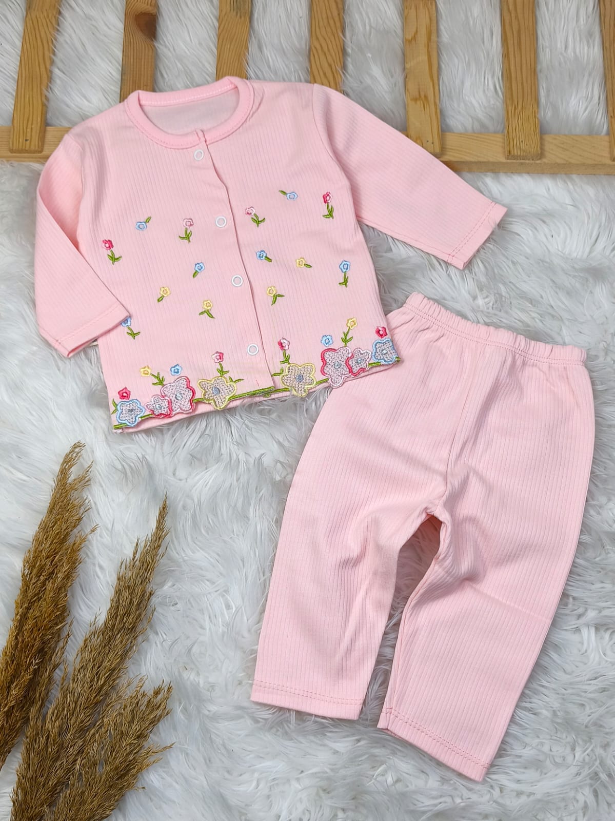 1922 ÇİÇEK NAKIŞ DETAYLI ÖNDEN ÇITÇITLI TAKIM  - Somon / 3-6 Ay